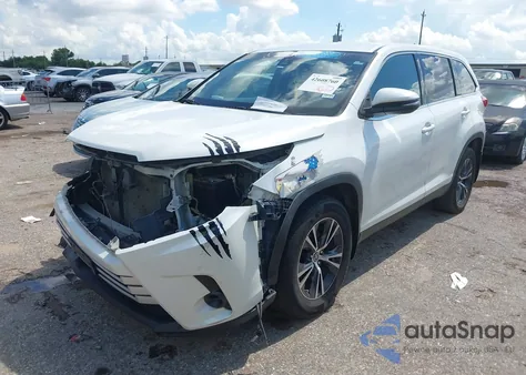 2019 Toyota Highlander Le z USA, uszkodzony, nr VIN 5TDZARFH8KS053423